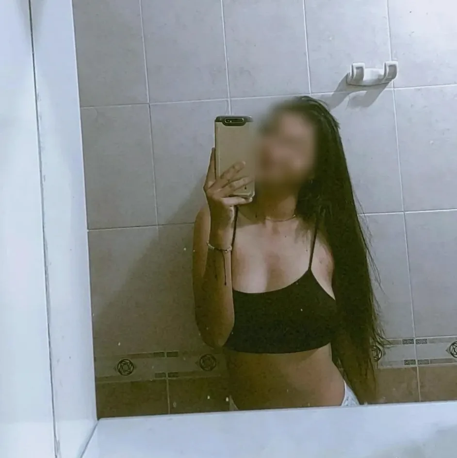 Lara, 22