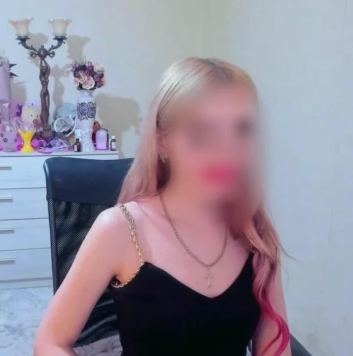 Pauline, 24