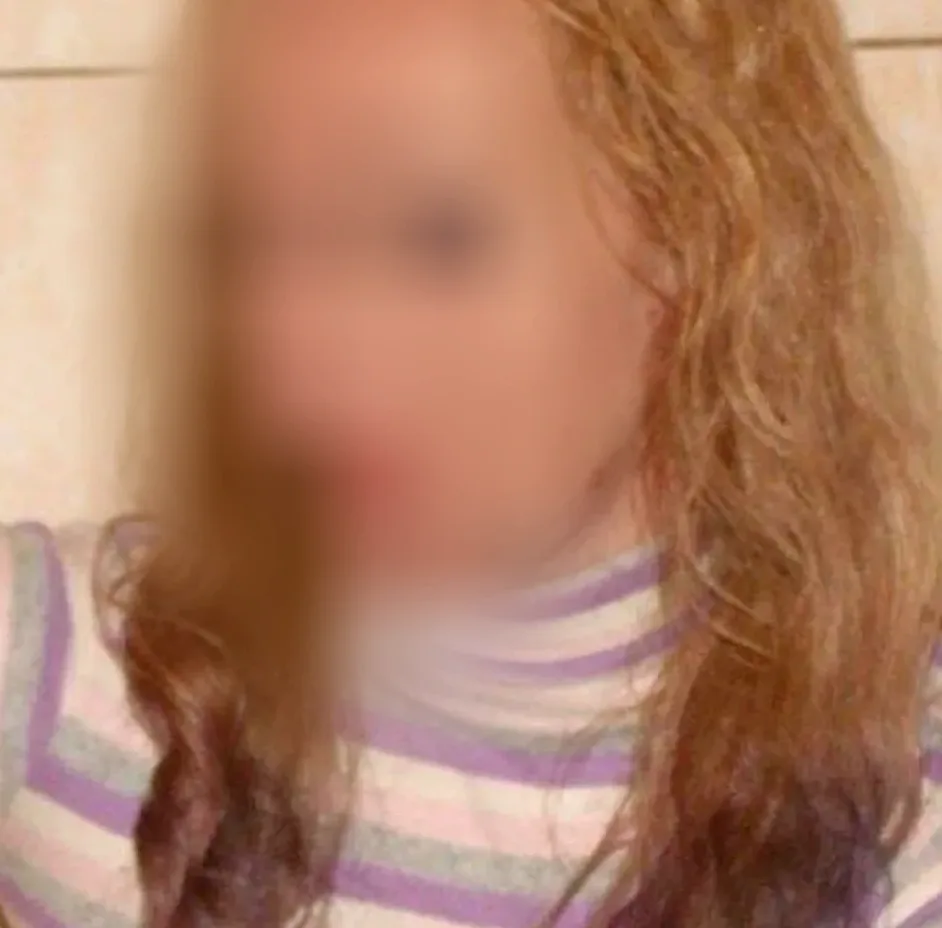 Zeynep, 24